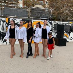 Grupo de la Escuela de Baile en exterior
