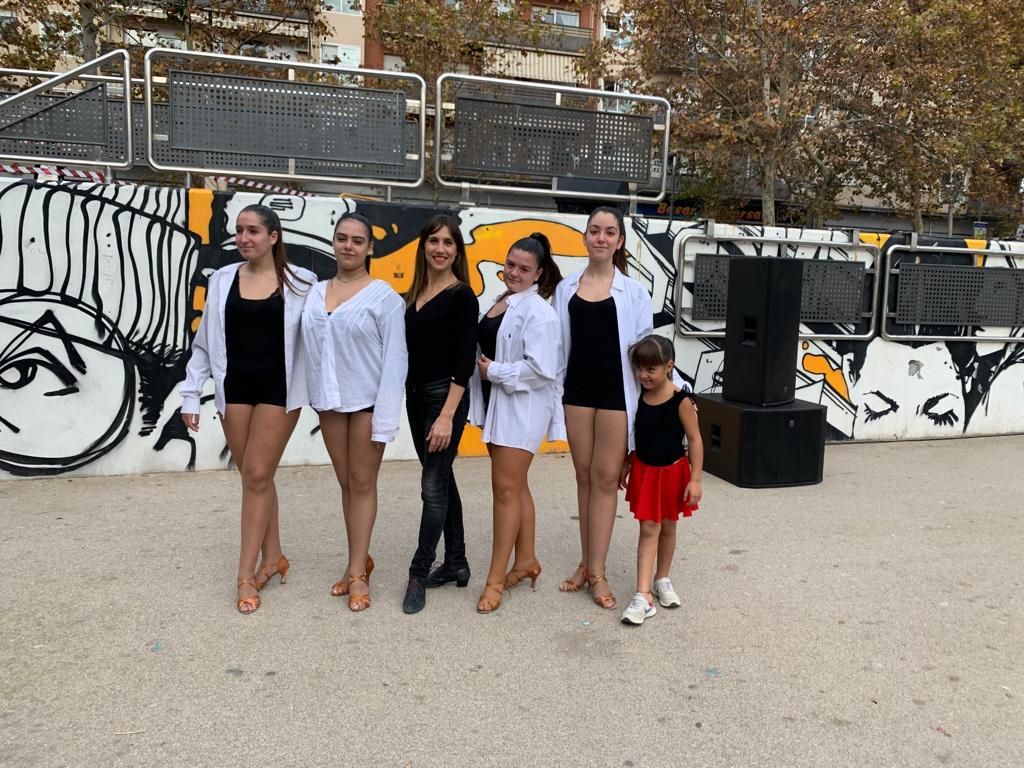 Grupo de la Escuela de Baile en exterior